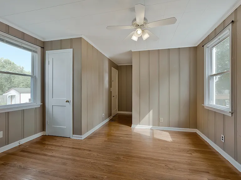 Photo 19. View of third bedroom