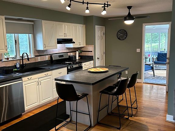4th image of 5 Montauk Ln #L