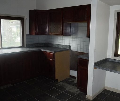 5th image of 891 Rosewood Dr