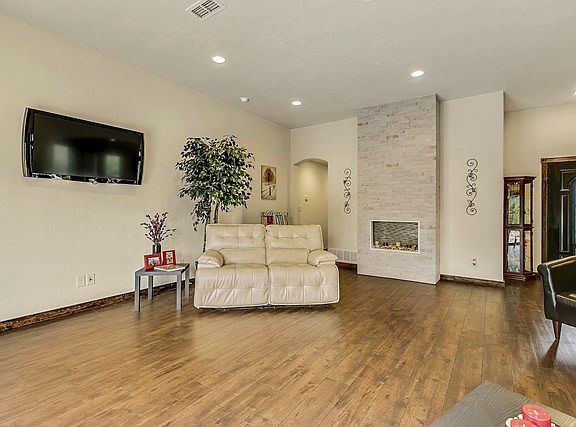 4th image of 106 S Vaquero Dr