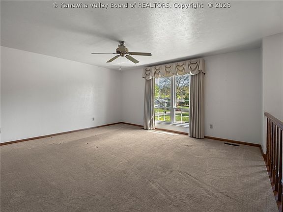 5th image of 33 Marilyn Rd