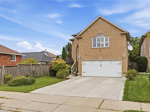 3rd image of 11 Redtail Cres