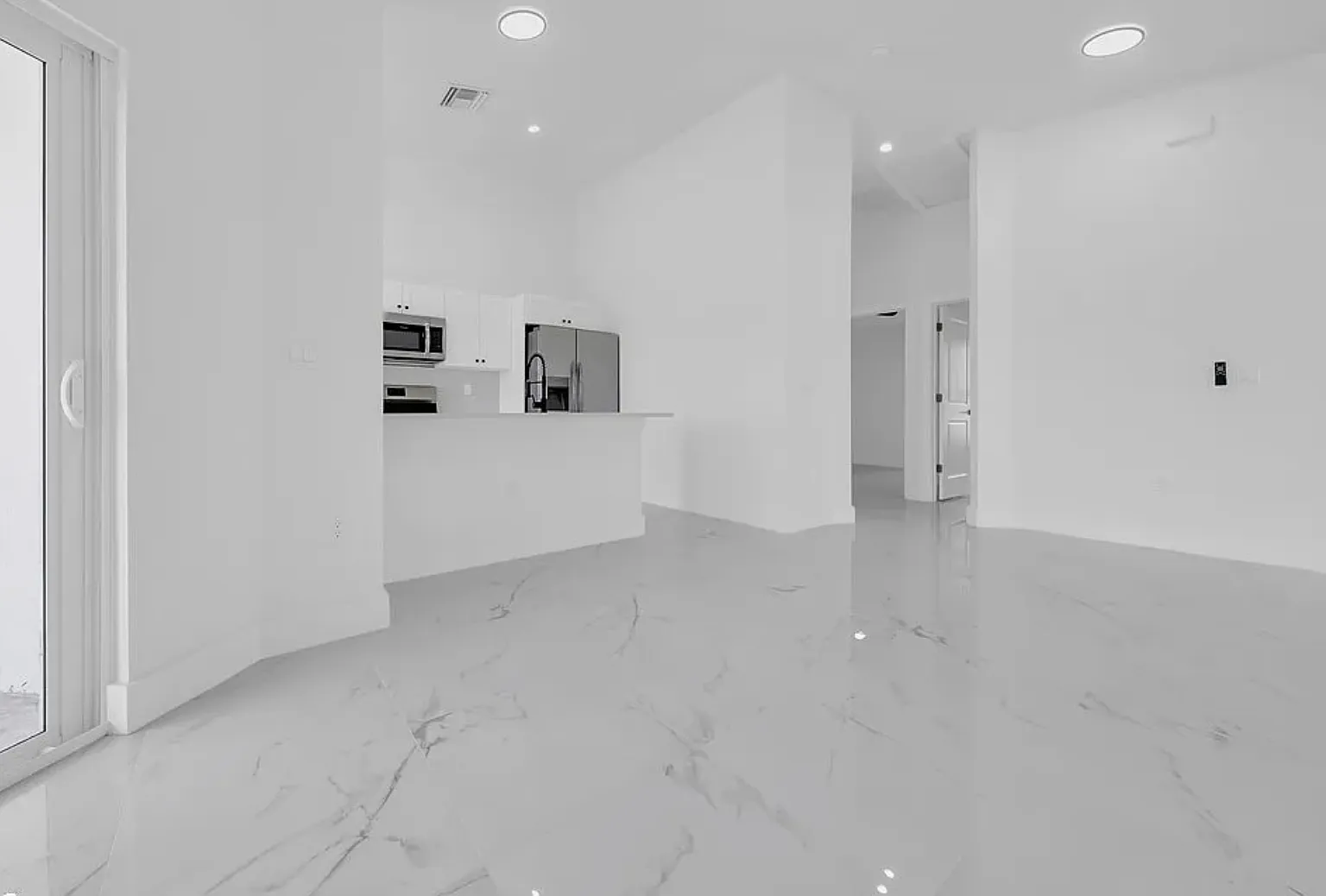 3 bed, 947 sqft, $1,950 — Photo 3