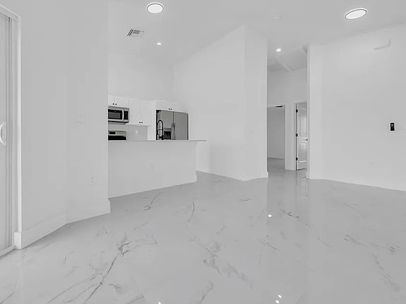 3rd image of 4675 Golfview Blvd #1
