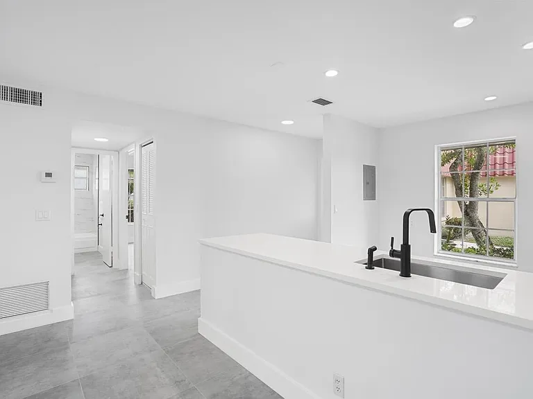 737 Nantucket Cir #B — Photo 7
