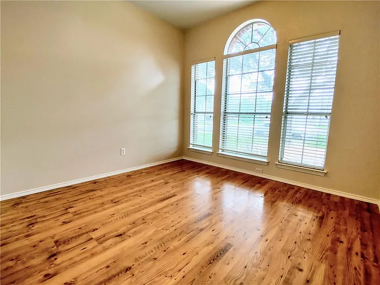 1009 Horseman Cv — Photo 12