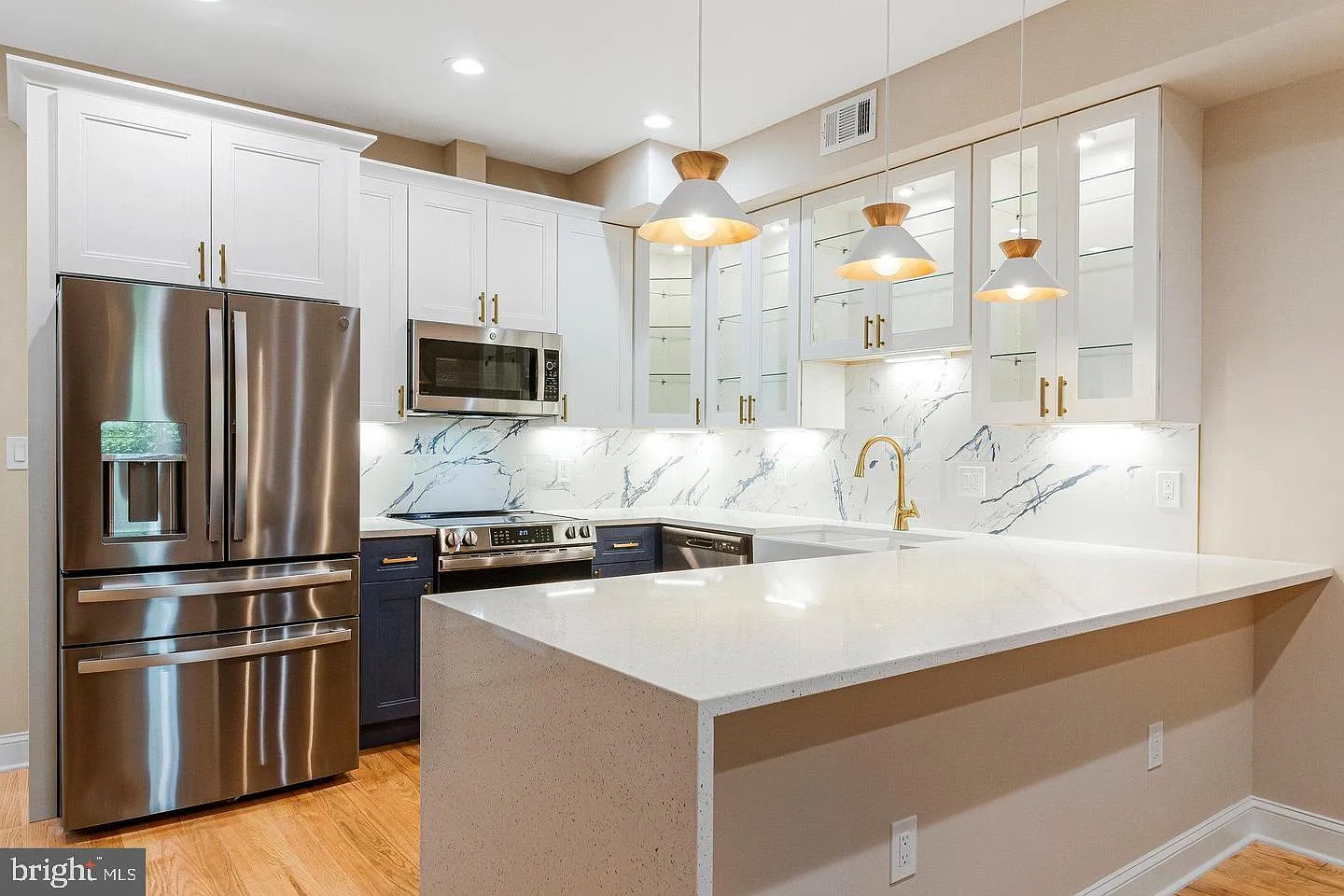 2 bed, 1.0 bath, 718 sqft, $1,950 — Photo 1