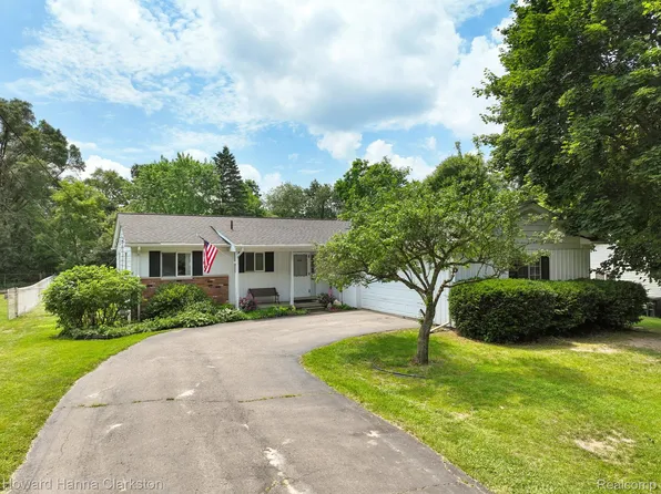 4220 England Beach Rd, White Lake, MI 48383