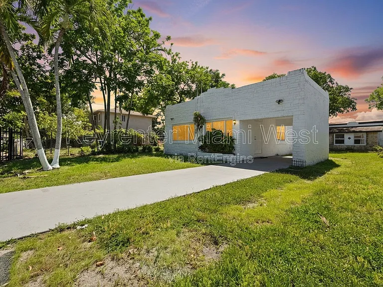 7770 NW 9th Ave — Photo 2