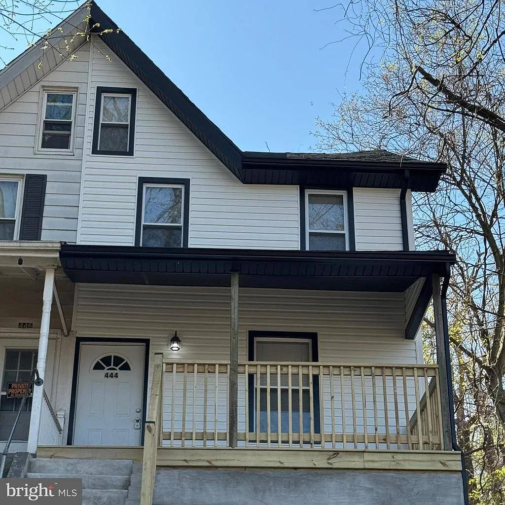444 Oak St photo 1