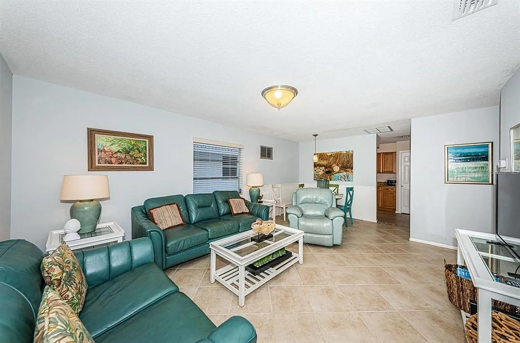 2 bed, 1.5 bath, 900 sqft, $8,370 — Photo 2