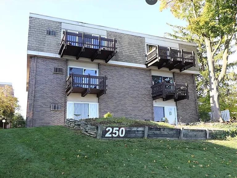 250 N Liberty St #205 — Photo 2
