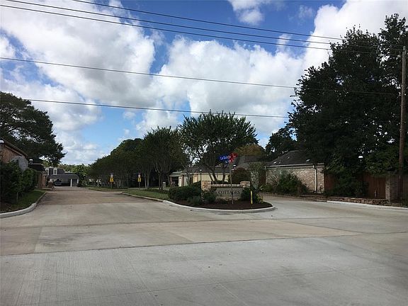 2nd image of 2702 N Doral Dr