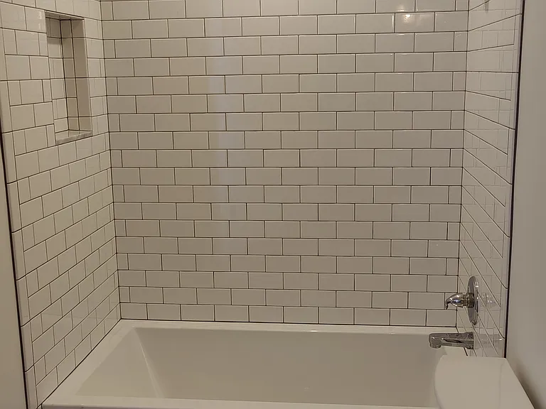 Private bathroom of the SE bedroom.