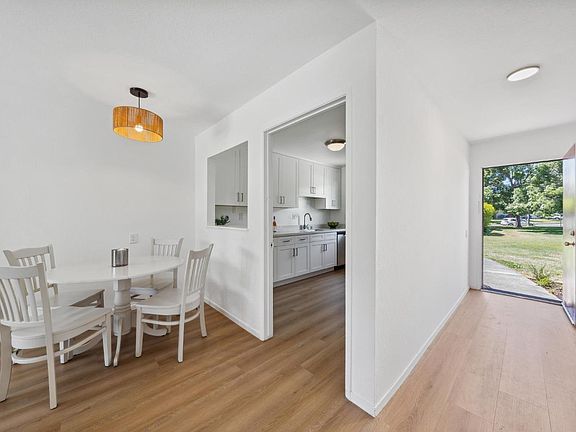 3rd image of 23 Vineyard Cir