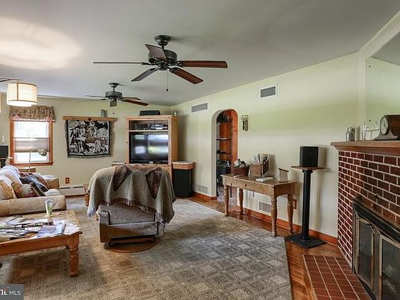 4th image of 104 S Terrace Dr