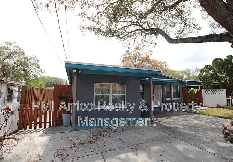 1918 W Walnut St — Photo 2
