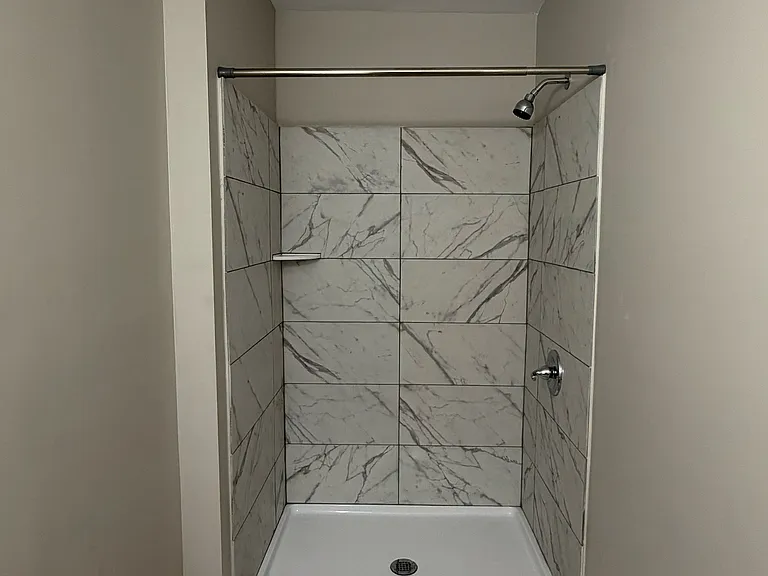 Full bath (Second floor)