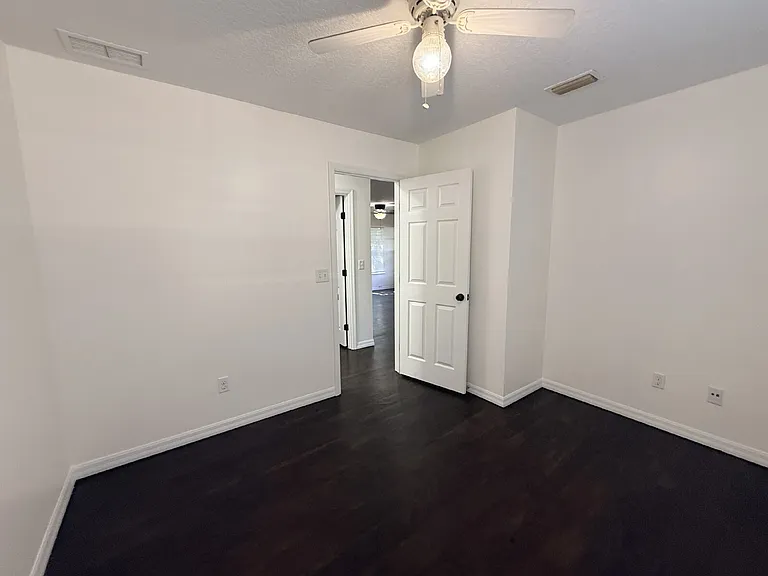1058 W 15th St — Photo 20