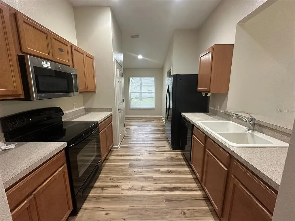 4 bed, 2.0 bath, 1604 sqft, $1,950 — Photo 3
