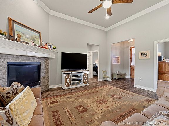 5th image of 104 Edgewood Cir