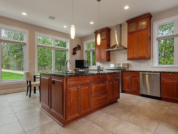 Chef''s Kitchen - Informal Dining Area, Large Island, Beverage Cooler, Stainless Steel Appliances & Granite Countertops