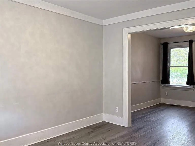 1424 Wyandotte St W — Photo 5