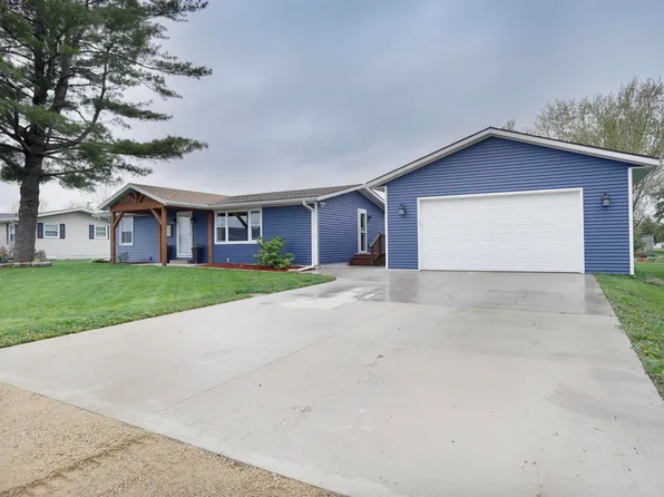 403 School St, Lena, IL 61048