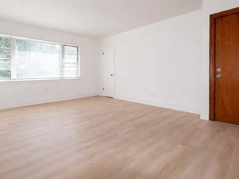 4406 S 2nd St — Photo 2