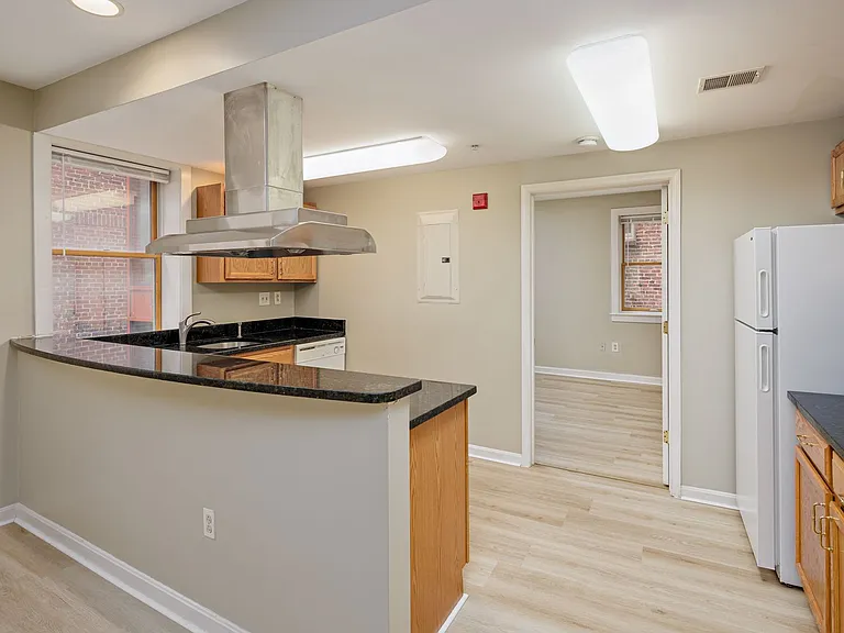 Astor Court Apartments — Photo 6