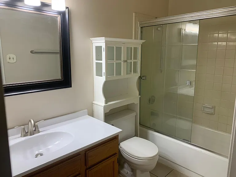 Full bathroom - Guest bedroom
