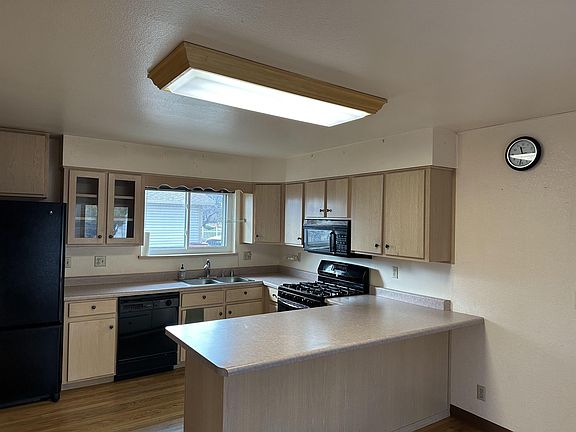 5th image of 596 Blossom Ct