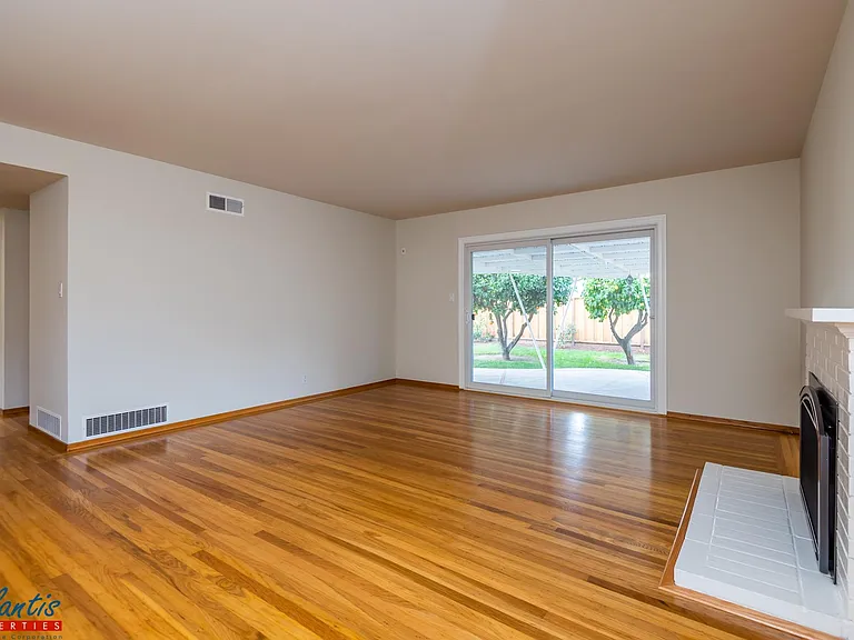 807 Mulberry Ln — Photo 2