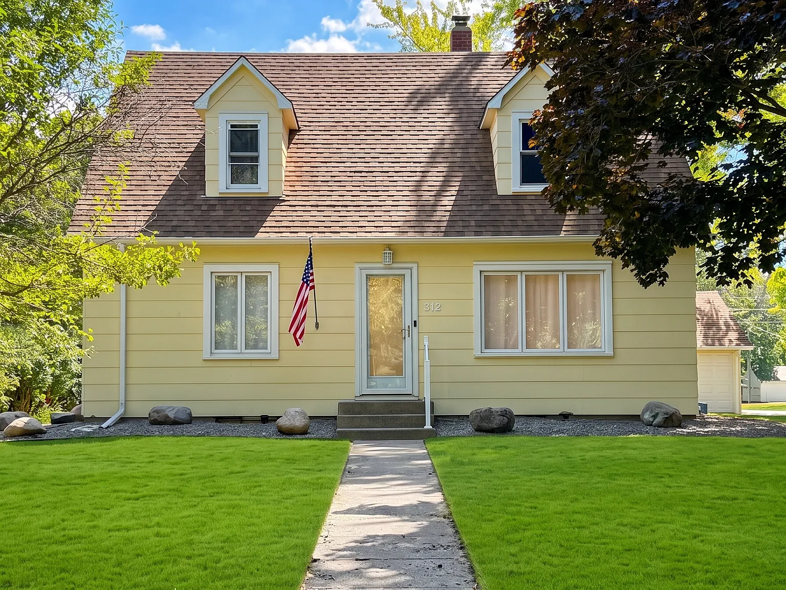 4 bed, 1.5 bath, 2200 sqft, $2,550 — Photo 1
