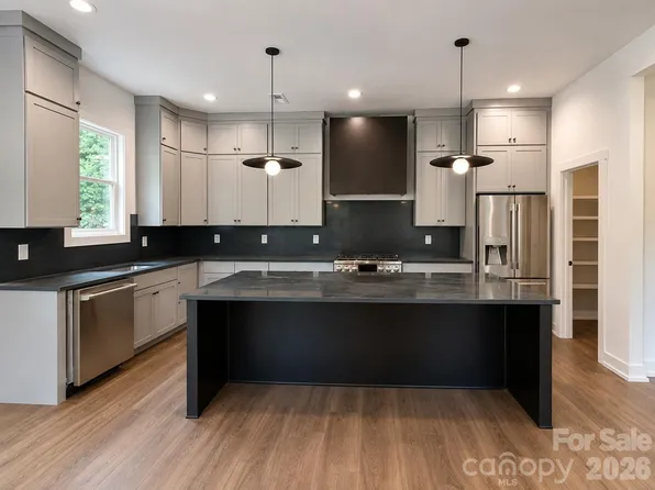 2621 Springway Dr, Charlotte, NC 28205