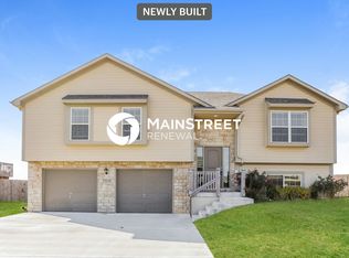 19118 Corbyn Ln, Smithville, MO 64089