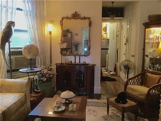 Sold by R New York | media 9