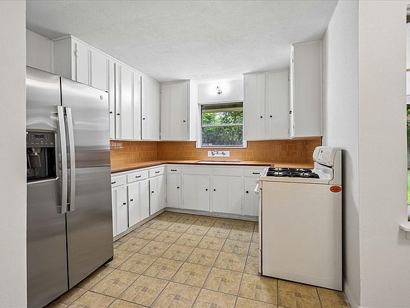 3rd image of 4029 McDermed Dr