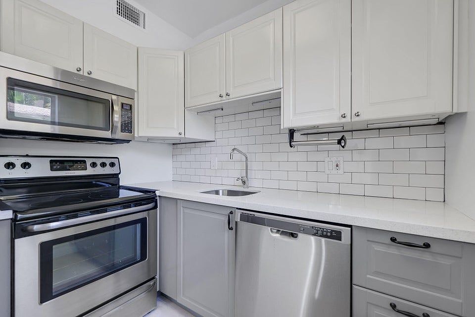 1st image of 609 NE 13th Ave APT 102