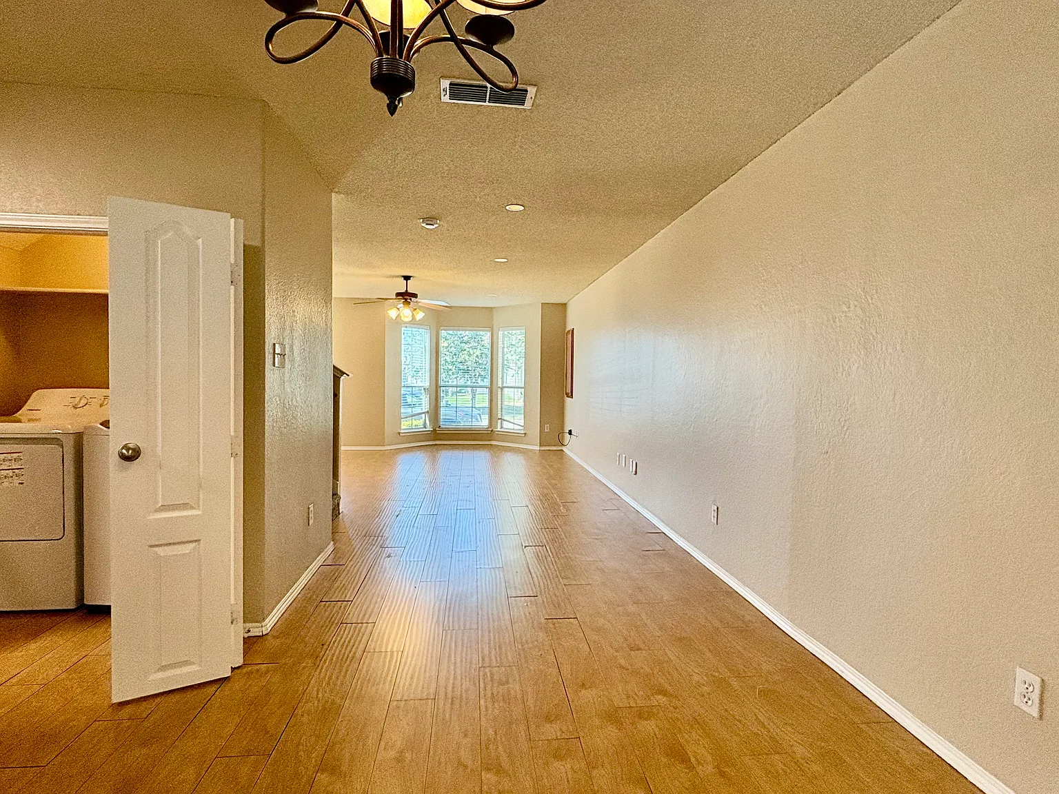 3 bed, 2.5 bath, 1321 sqft, $1,850 — Photo 2