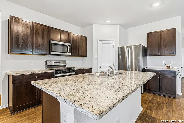 5 bed, 3.0 bath, 2509 sqft, $2,095 — Photo 2