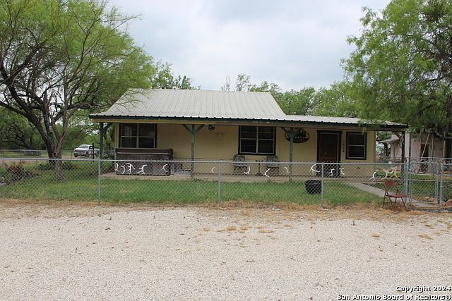 128 Texas St, Fowlerton, TX 78021 | MLS #1772326 | Zillow