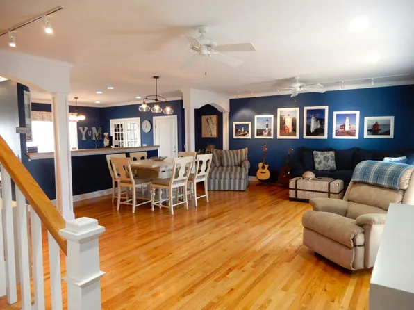 718 Marina Village Dr, Grand Rivers, KY 42045