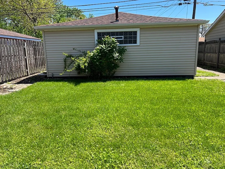 417 Hirsch Ave — Photo 2