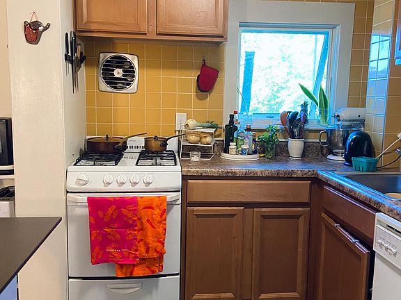 Cheery kitchen has gas stove/oven and dishwasher.