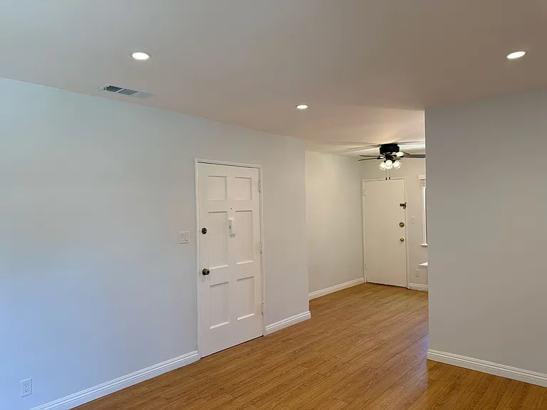 4123 1/2 W Toluca Lake Ave #4123-1/2 — Photo 24
