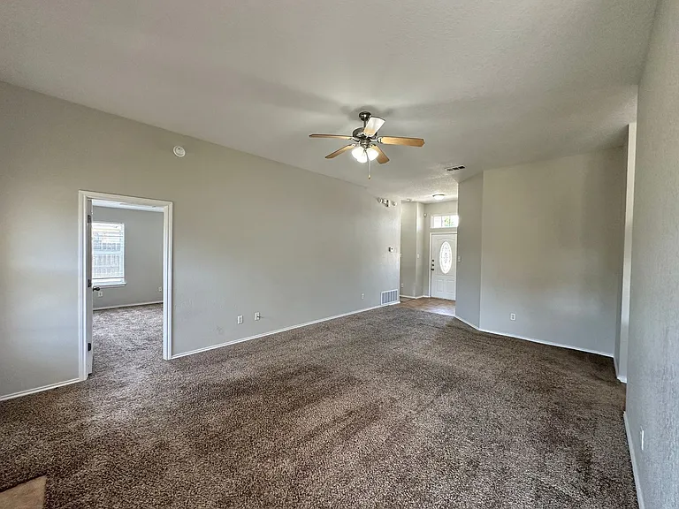 2810 Bastion Loop — Photo 7