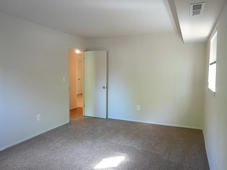 Edmondson Park Apartments — Photo 13