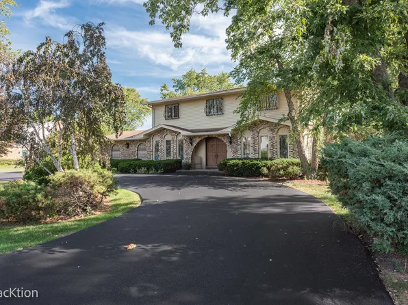 23061 N Apple Hill Ln, Prairie View, IL 60069