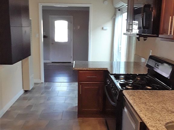 4th image of 2045 N Buena Vista St